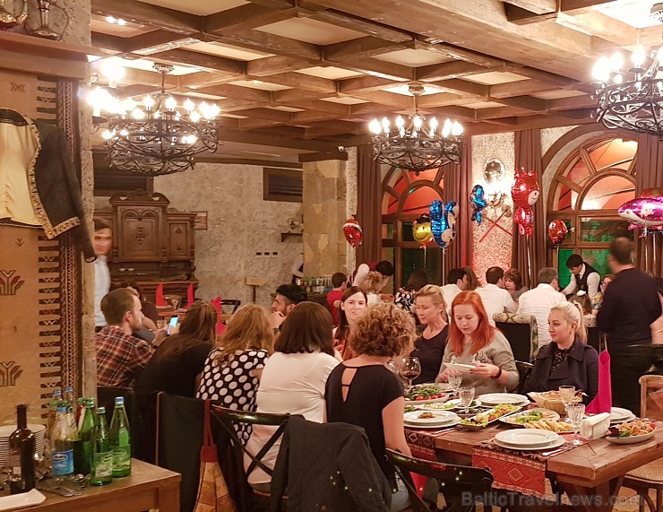 Travelnews.lv apmeklē Baku steiku restorānu «Mangal Steak House». Sadarbībā ar Latvijas vēstniecību Azerbaidžānā un tūrisma firmu «RANTUR Travel Agenc Travelnews.lv apmeklē Baku steiku restorānu «Mangal Steak House». Sadarbībā ar Latvijas vēstniecību Azerbaidžānā un tūrisma firmu «RANTUR Travel Agenc 241203