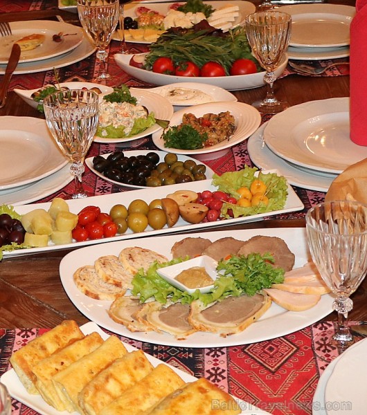 Travelnews.lv apmeklē Baku steiku restorānu «Mangal Steak House». Sadarbībā ar Latvijas vēstniecību Azerbaidžānā un tūrisma firmu «RANTUR Travel Agenc Travelnews.lv apmeklē Baku steiku restorānu «Mangal Steak House». Sadarbībā ar Latvijas vēstniecību Azerbaidžānā un tūrisma firmu «RANTUR Travel Agenc 241206