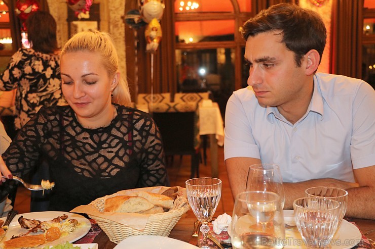 Travelnews.lv apmeklē Baku steiku restorānu «Mangal Steak House». Sadarbībā ar Latvijas vēstniecību Azerbaidžānā un tūrisma firmu «RANTUR Travel Agenc Travelnews.lv apmeklē Baku steiku restorānu «Mangal Steak House». Sadarbībā ar Latvijas vēstniecību Azerbaidžānā un tūrisma firmu «RANTUR Travel Agenc 241241