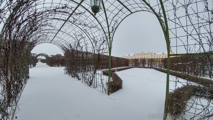 Ziemas laikā Rundāles pilī iespējams izbaudīt intīmu, noslēpumaini valdzinošu gaisotni, īpaši stundās, kad ekspozīciju telpās iemirdzas trauslās un el Ziemas laikā Rundāles pilī iespējams izbaudīt intīmu, noslēpumaini valdzinošu gaisotni, īpaši stundās, kad ekspozīciju telpās iemirdzas trauslās un el 241612