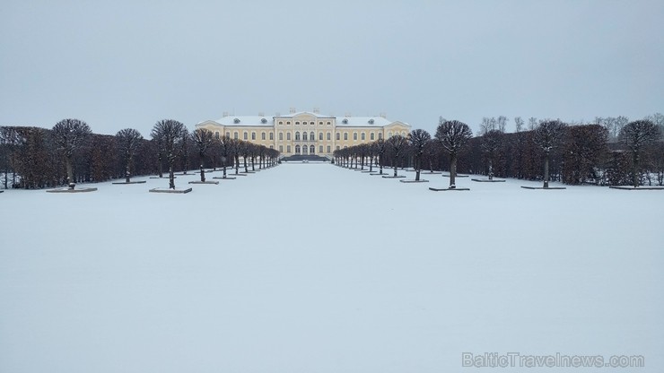 Ziemas laikā Rundāles pilī iespējams izbaudīt intīmu, noslēpumaini valdzinošu gaisotni, īpaši stundās, kad ekspozīciju telpās iemirdzas trauslās un el Ziemas laikā Rundāles pilī iespējams izbaudīt intīmu, noslēpumaini valdzinošu gaisotni, īpaši stundās, kad ekspozīciju telpās iemirdzas trauslās un el 241613
