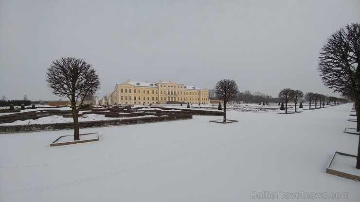 Ziemas laikā Rundāles pilī iespējams izbaudīt intīmu, noslēpumaini valdzinošu gaisotni, īpaši stundās, kad ekspozīciju telpās iemirdzas trauslās un el Ziemas laikā Rundāles pilī iespējams izbaudīt intīmu, noslēpumaini valdzinošu gaisotni, īpaši stundās, kad ekspozīciju telpās iemirdzas trauslās un el 241614
