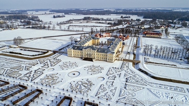 Ziemas laikā Rundāles pilī iespējams izbaudīt intīmu, noslēpumaini valdzinošu gaisotni, īpaši stundās, kad ekspozīciju telpās iemirdzas trauslās un el Ziemas laikā Rundāles pilī iespējams izbaudīt intīmu, noslēpumaini valdzinošu gaisotni, īpaši stundās, kad ekspozīciju telpās iemirdzas trauslās un el 241615
