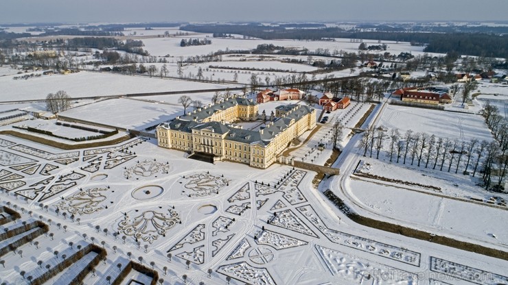 Ziemas laikā Rundāles pilī iespējams izbaudīt intīmu, noslēpumaini valdzinošu gaisotni, īpaši stundās, kad ekspozīciju telpās iemirdzas trauslās un el Ziemas laikā Rundāles pilī iespējams izbaudīt intīmu, noslēpumaini valdzinošu gaisotni, īpaši stundās, kad ekspozīciju telpās iemirdzas trauslās un el 241616