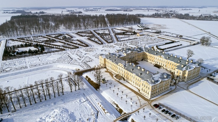 Ziemas laikā Rundāles pilī iespējams izbaudīt intīmu, noslēpumaini valdzinošu gaisotni, īpaši stundās, kad ekspozīciju telpās iemirdzas trauslās un el Ziemas laikā Rundāles pilī iespējams izbaudīt intīmu, noslēpumaini valdzinošu gaisotni, īpaši stundās, kad ekspozīciju telpās iemirdzas trauslās un el 241617