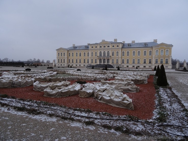 Ziemas laikā Rundāles pilī iespējams izbaudīt intīmu, noslēpumaini valdzinošu gaisotni, īpaši stundās, kad ekspozīciju telpās iemirdzas trauslās un el Ziemas laikā Rundāles pilī iespējams izbaudīt intīmu, noslēpumaini valdzinošu gaisotni, īpaši stundās, kad ekspozīciju telpās iemirdzas trauslās un el 241626