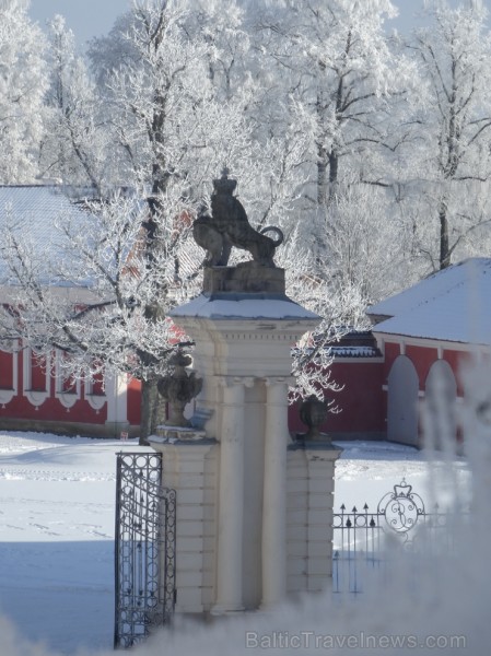 Ziemas laikā Rundāles pilī iespējams izbaudīt intīmu, noslēpumaini valdzinošu gaisotni, īpaši stundās, kad ekspozīciju telpās iemirdzas trauslās un el Ziemas laikā Rundāles pilī iespējams izbaudīt intīmu, noslēpumaini valdzinošu gaisotni, īpaši stundās, kad ekspozīciju telpās iemirdzas trauslās un el 241631