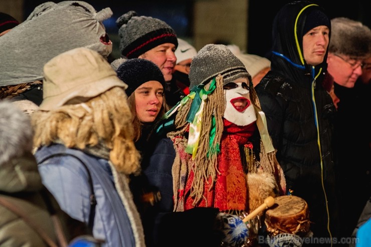 Vecrīgā un Ziemassvētku tirdziņā Doma laukumā noritēja latviska saulgriežu svinēšana ar dziesmām, bluķa vilkšanu un jautrām izdarībām 242017