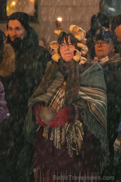 Vecrīgā un Ziemassvētku tirdziņā Doma laukumā noritēja latviska saulgriežu svinēšana ar dziesmām, bluķa vilkšanu un jautrām izdarībām Vecrīgā un Ziemassvētku tirdziņā Doma laukumā noritēja latviska saulgriežu svinēšana ar dziesmām, bluķa vilkšanu un jautrām izdarībām 242022