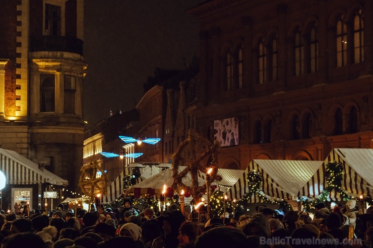 Vecrīgā un Ziemassvētku tirdziņā Doma laukumā noritēja latviska saulgriežu svinēšana ar dziesmām, bluķa vilkšanu un jautrām izdarībām 242045