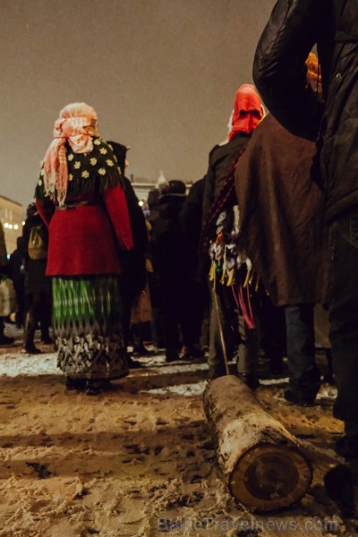Vecrīgā un Ziemassvētku tirdziņā Doma laukumā noritēja latviska saulgriežu svinēšana ar dziesmām, bluķa vilkšanu un jautrām izdarībām 242055