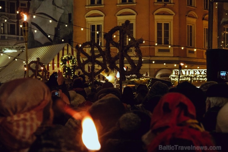 Vecrīgā un Ziemassvētku tirdziņā Doma laukumā noritēja latviska saulgriežu svinēšana ar dziesmām, bluķa vilkšanu un jautrām izdarībām 242056