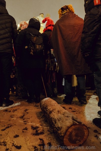 Vecrīgā un Ziemassvētku tirdziņā Doma laukumā noritēja latviska saulgriežu svinēšana ar dziesmām, bluķa vilkšanu un jautrām izdarībām 242058