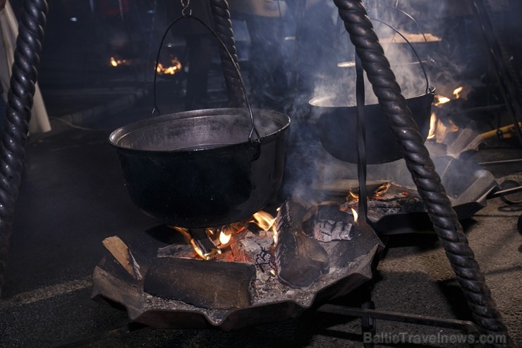 Rīgā par iedzīvotāju iecienītu tradīciju ir kļuvusi Jaunā gada sagaidīšana 11. novembra krastmalā. Šoreiz gadu mijas pasākumi krastmalā pulcēja apmēra 242245