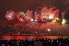 Krāšņo Jaunā gada salūtu 11. novembra krastmalā klātienē vēro 50 000 rīdzinieki un pilsētas viesi