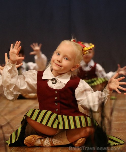Ogres bērnu un jauniešu tautas deju studija «Pīlādzītis» atzīmē 30 gadu jubileju 243005