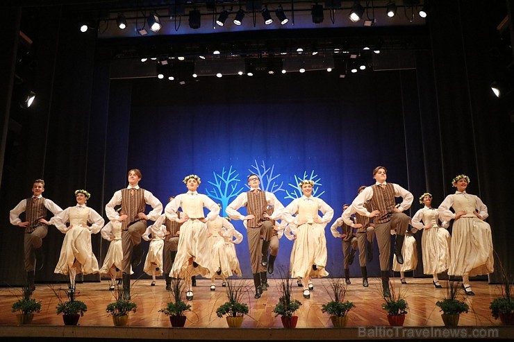 Ogres bērnu un jauniešu tautas deju studija «Pīlādzītis» atzīmē 30 gadu jubileju 243010