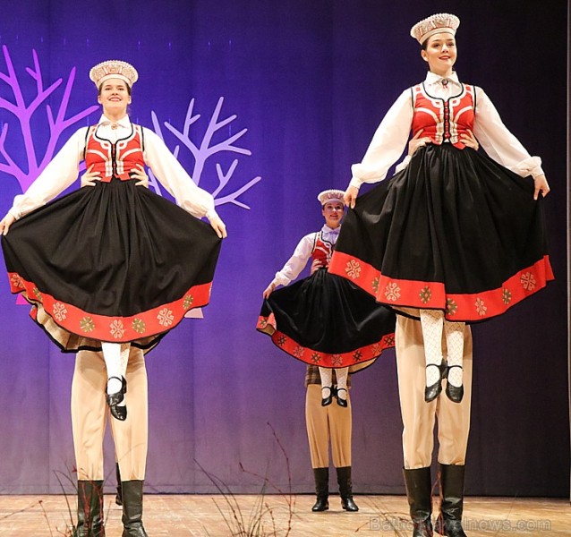 Ogres bērnu un jauniešu tautas deju studija «Pīlādzītis» atzīmē 30 gadu jubileju 243015