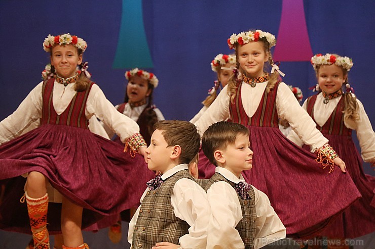 Ogres bērnu un jauniešu tautas deju studija «Pīlādzītis» atzīmē 30 gadu jubileju 243024