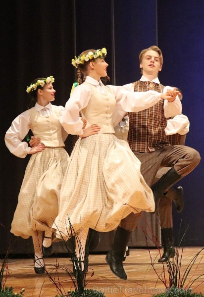 Ogres bērnu un jauniešu tautas deju studija «Pīlādzītis» atzīmē 30 gadu jubileju 243025