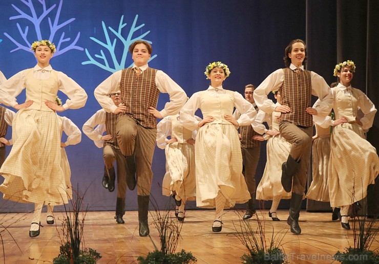 Ogres bērnu un jauniešu tautas deju studija «Pīlādzītis» atzīmē 30 gadu jubileju 243026