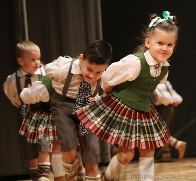 Ogres bērnu un jauniešu tautas deju studija «Pīlādzītis» atzīmē 30 gadu jubileju 243028