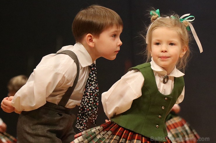 Ogres bērnu un jauniešu tautas deju studija «Pīlādzītis» atzīmē 30 gadu jubileju 243029