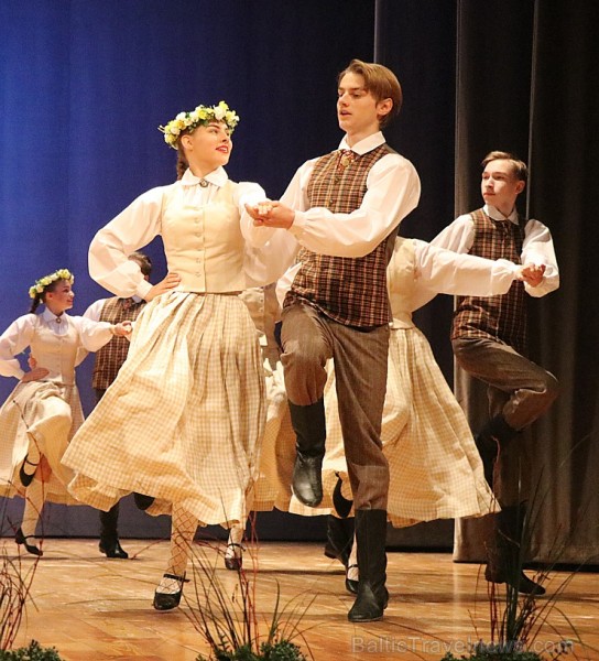 Ogres bērnu un jauniešu tautas deju studija «Pīlādzītis» atzīmē 30 gadu jubileju 243030