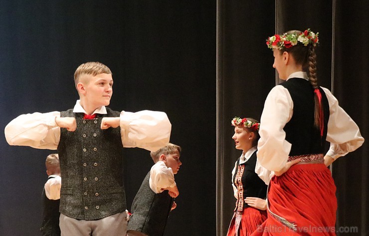 Ogres bērnu un jauniešu tautas deju studija «Pīlādzītis» atzīmē 30 gadu jubileju 243031