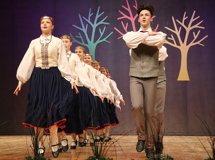 Ogres bērnu un jauniešu tautas deju studija «Pīlādzītis» atzīmē 30 gadu jubileju 243036
