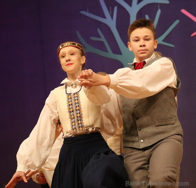 Ogres bērnu un jauniešu tautas deju studija «Pīlādzītis» atzīmē 30 gadu jubileju 243040