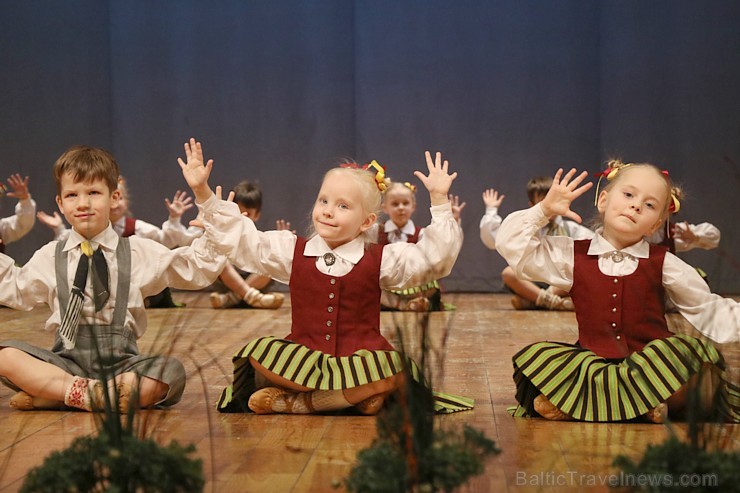 Ogres bērnu un jauniešu tautas deju studija «Pīlādzītis» atzīmē 30 gadu jubileju 243041