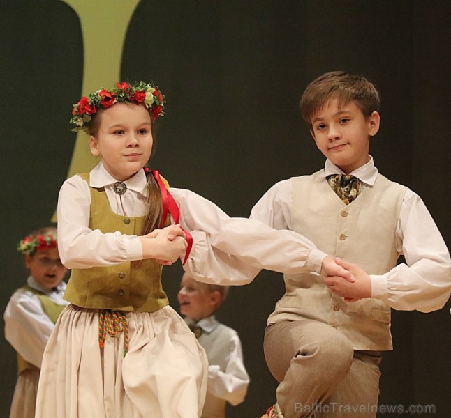 Ogres bērnu un jauniešu tautas deju studija «Pīlādzītis» atzīmē 30 gadu jubileju 243043