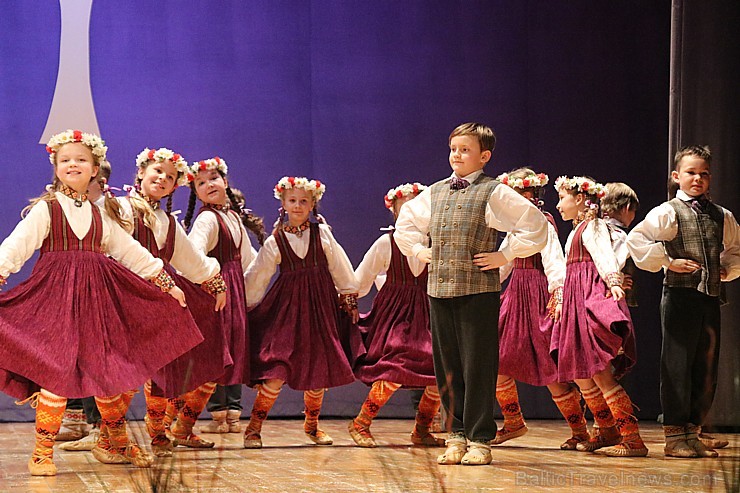 Ogres bērnu un jauniešu tautas deju studija «Pīlādzītis» atzīmē 30 gadu jubileju 243045