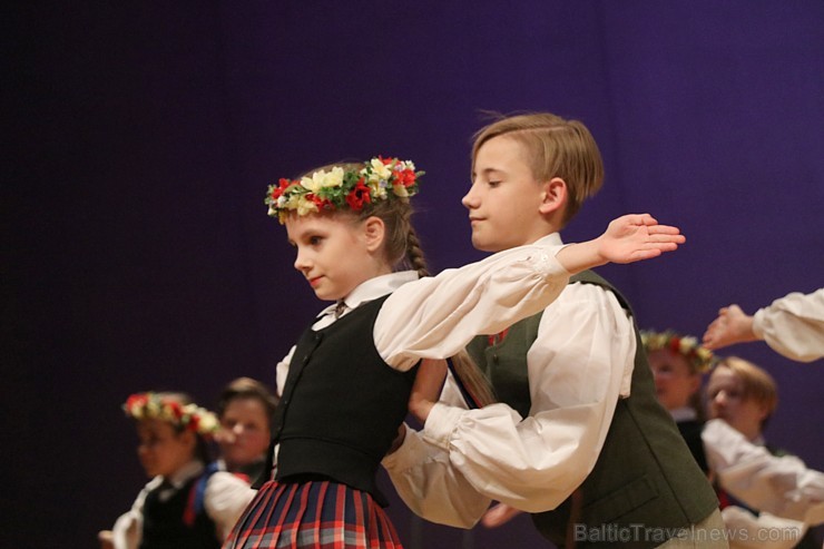Ogres bērnu un jauniešu tautas deju studija «Pīlādzītis» atzīmē 30 gadu jubileju 243047