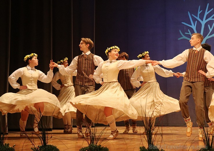 Ogres bērnu un jauniešu tautas deju studija «Pīlādzītis» atzīmē 30 gadu jubileju 243050