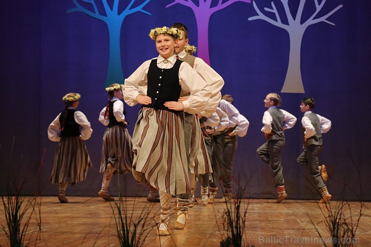 Ogres bērnu un jauniešu tautas deju studija «Pīlādzītis» atzīmē 30 gadu jubileju 243057