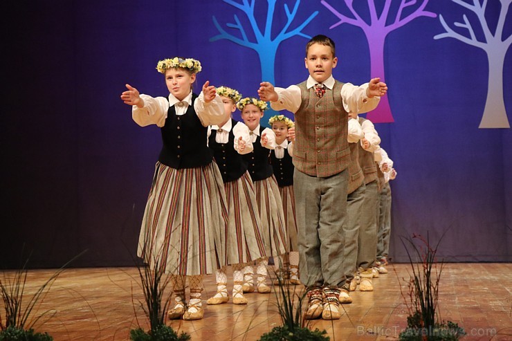 Ogres bērnu un jauniešu tautas deju studija «Pīlādzītis» atzīmē 30 gadu jubileju 243058
