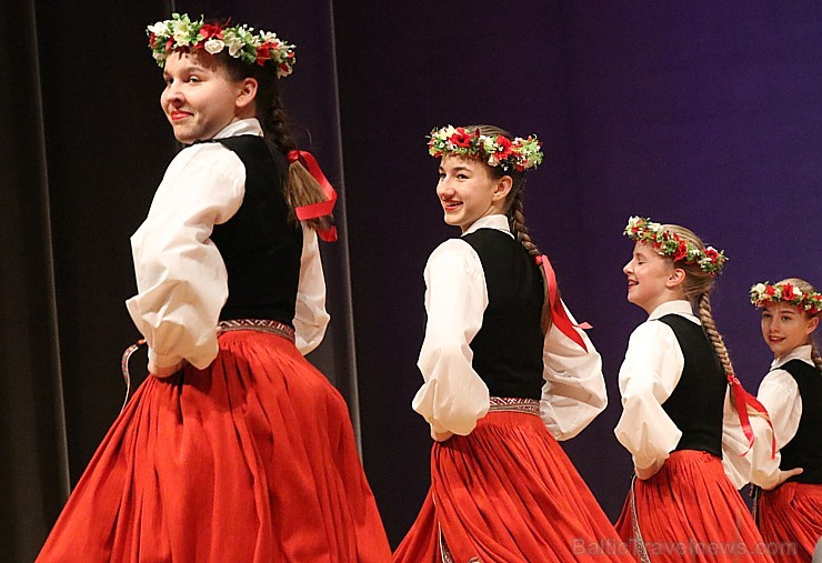 Ogres bērnu un jauniešu tautas deju studija «Pīlādzītis» atzīmē 30 gadu jubileju 243061