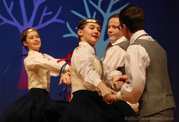 Ogres bērnu un jauniešu tautas deju studija «Pīlādzītis» atzīmē 30 gadu jubileju 243069