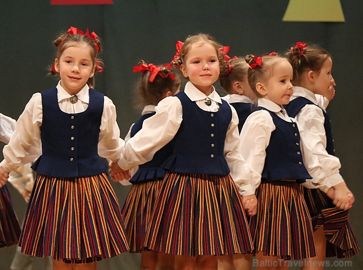 Ogres bērnu un jauniešu tautas deju studija «Pīlādzītis» atzīmē 30 gadu jubileju 243075