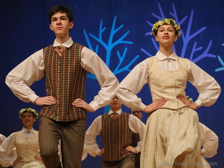 Ogres bērnu un jauniešu tautas deju studija «Pīlādzītis» atzīmē 30 gadu jubileju 243096