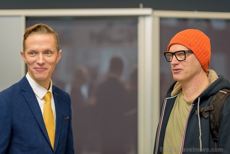 Vai rallijkrosa braucējs Reinis Nitišs spēj vienlaicīgi vadīt auto un izmantot tālruni? 243223