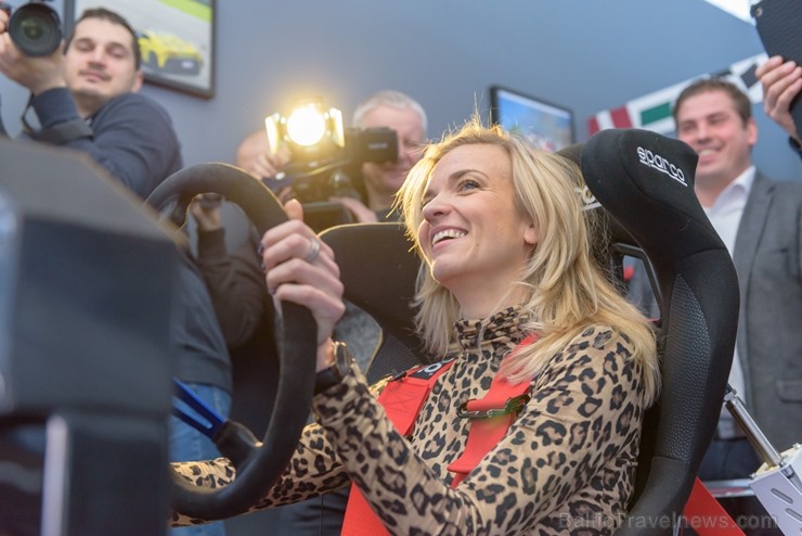 Vai rallijkrosa braucējs Reinis Nitišs spēj vienlaicīgi vadīt auto un izmantot tālruni? 243227
