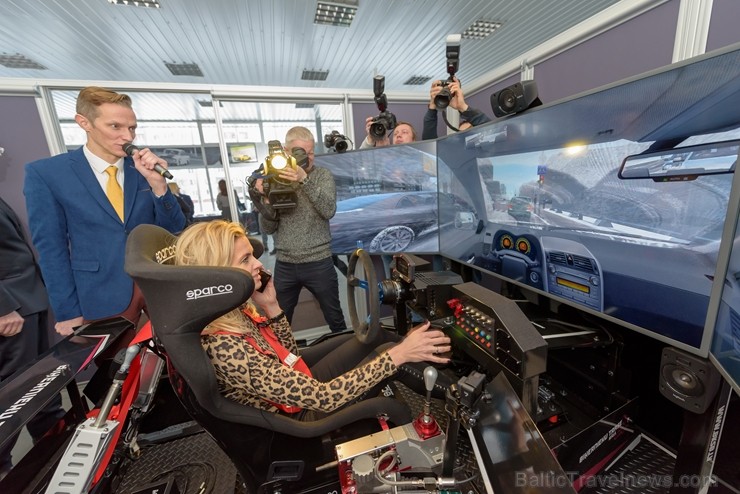 Vai rallijkrosa braucējs Reinis Nitišs spēj vienlaicīgi vadīt auto un izmantot tālruni? 243228