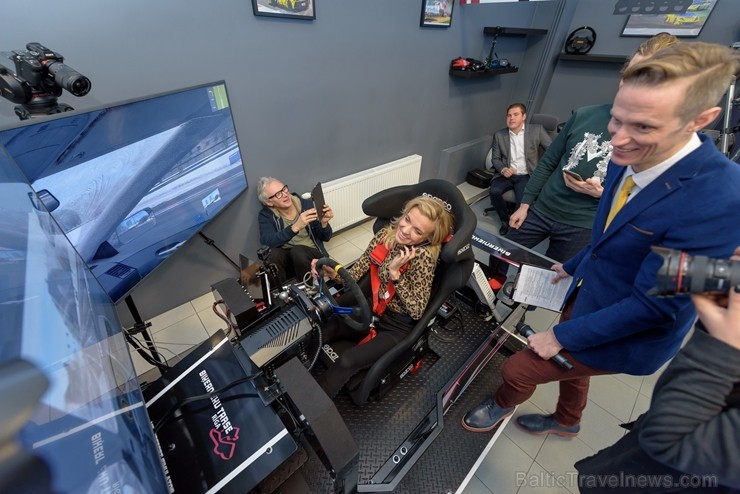 Vai rallijkrosa braucējs Reinis Nitišs spēj vienlaicīgi vadīt auto un izmantot tālruni? 243229