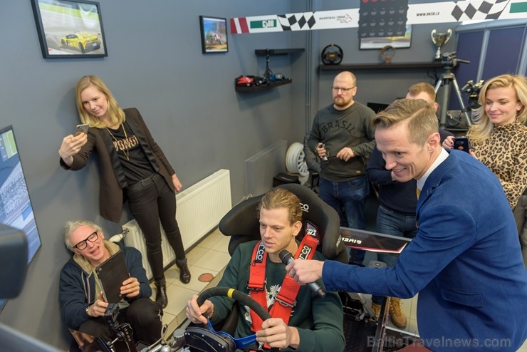 Vai rallijkrosa braucējs Reinis Nitišs spēj vienlaicīgi vadīt auto un izmantot tālruni? 243230