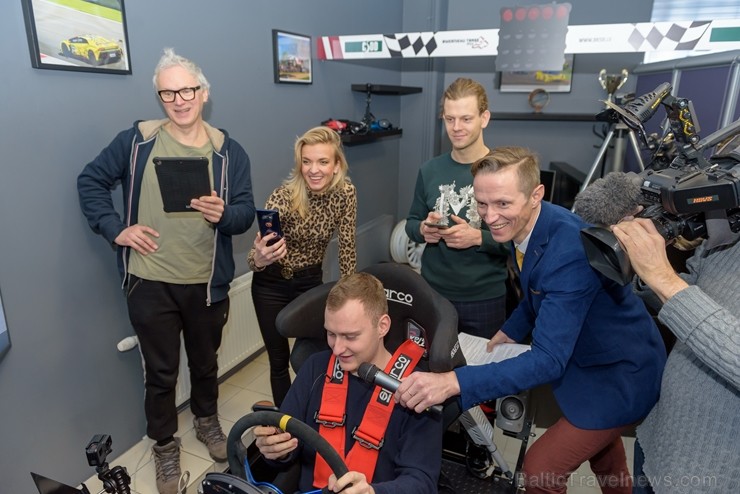 Vai rallijkrosa braucējs Reinis Nitišs spēj vienlaicīgi vadīt auto un izmantot tālruni? 243232