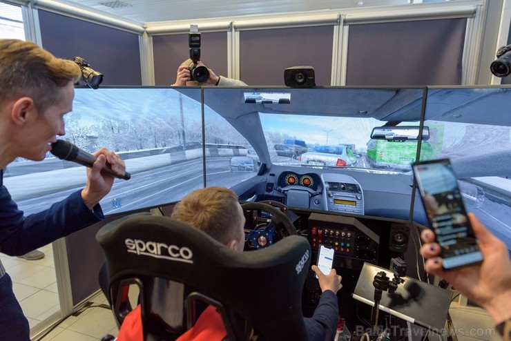 Vai rallijkrosa braucējs Reinis Nitišs spēj vienlaicīgi vadīt auto un izmantot tālruni? 243233