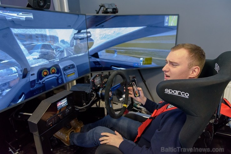 Vai rallijkrosa braucējs Reinis Nitišs spēj vienlaicīgi vadīt auto un izmantot tālruni? 243234